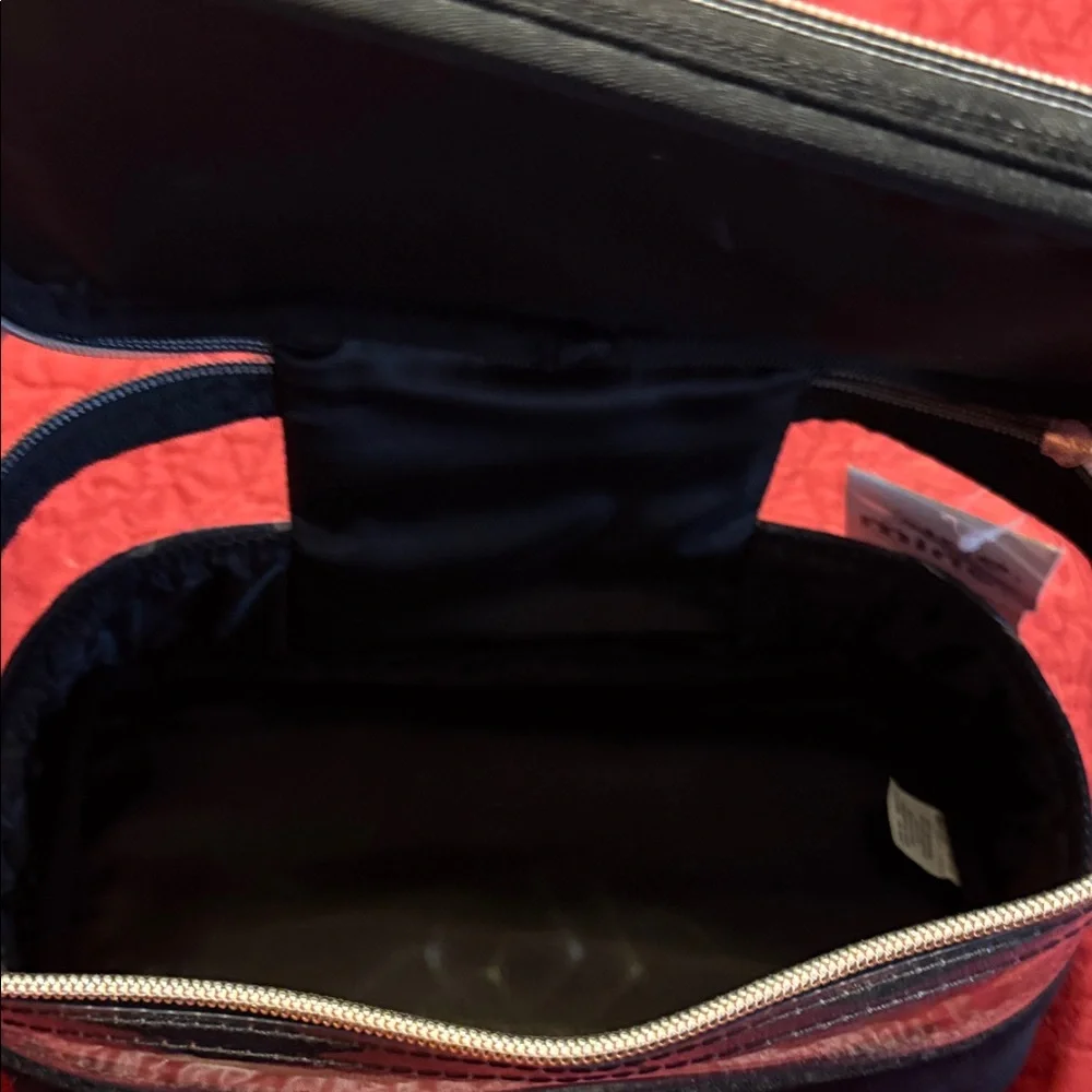 Cosmetics bag with Skincare essentials - Picture 4 of 7
